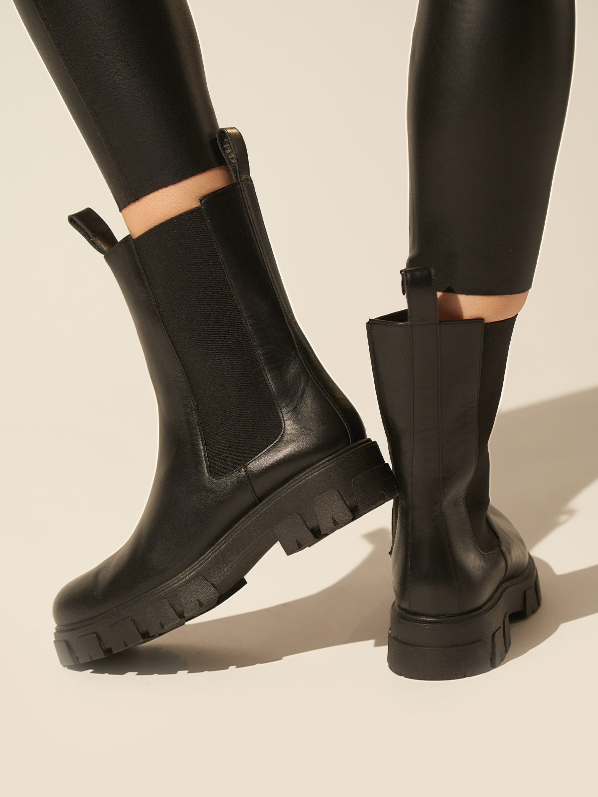 Flat chelsea leather boots in black