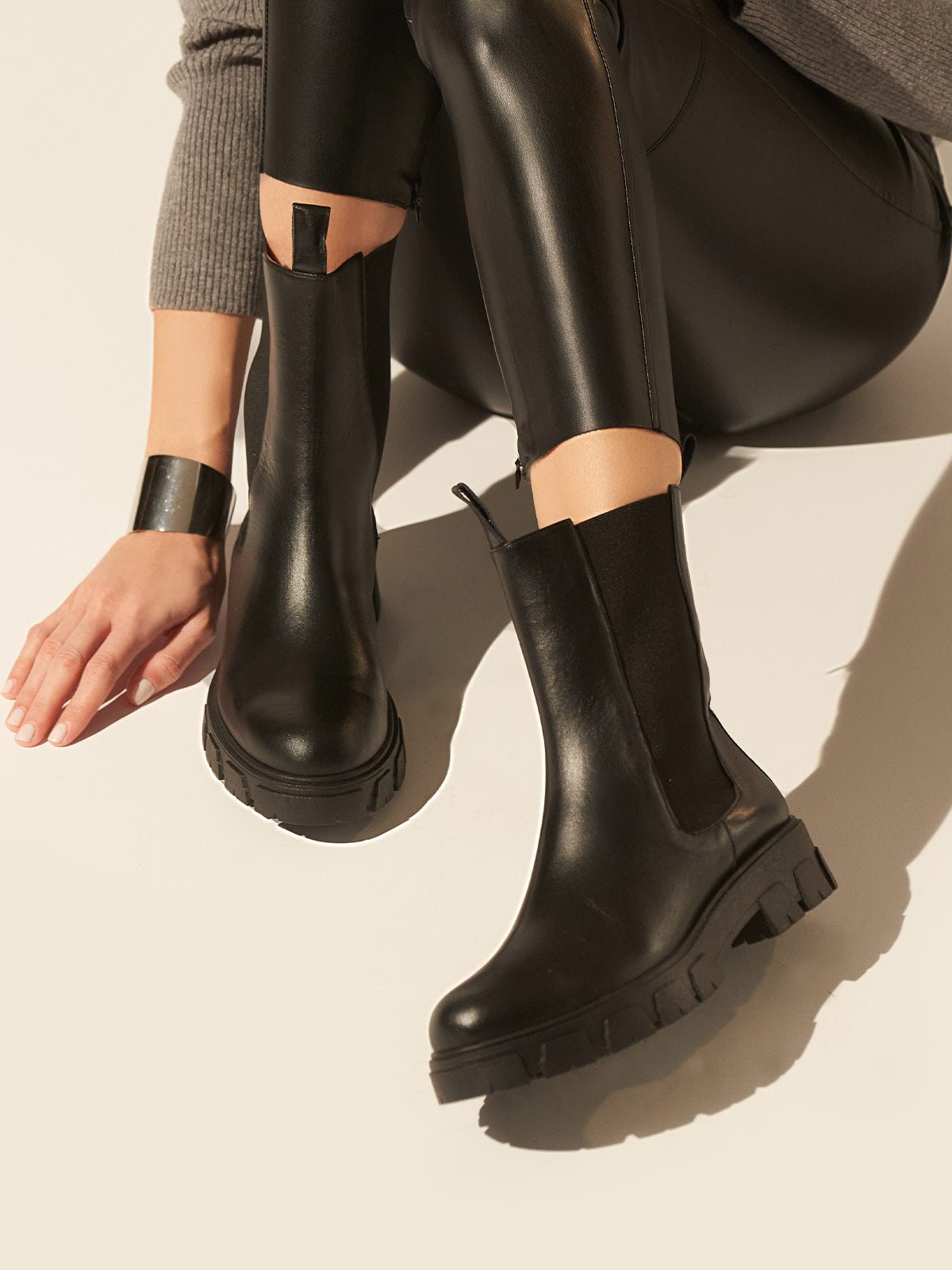 Flat chelsea leather boots in black