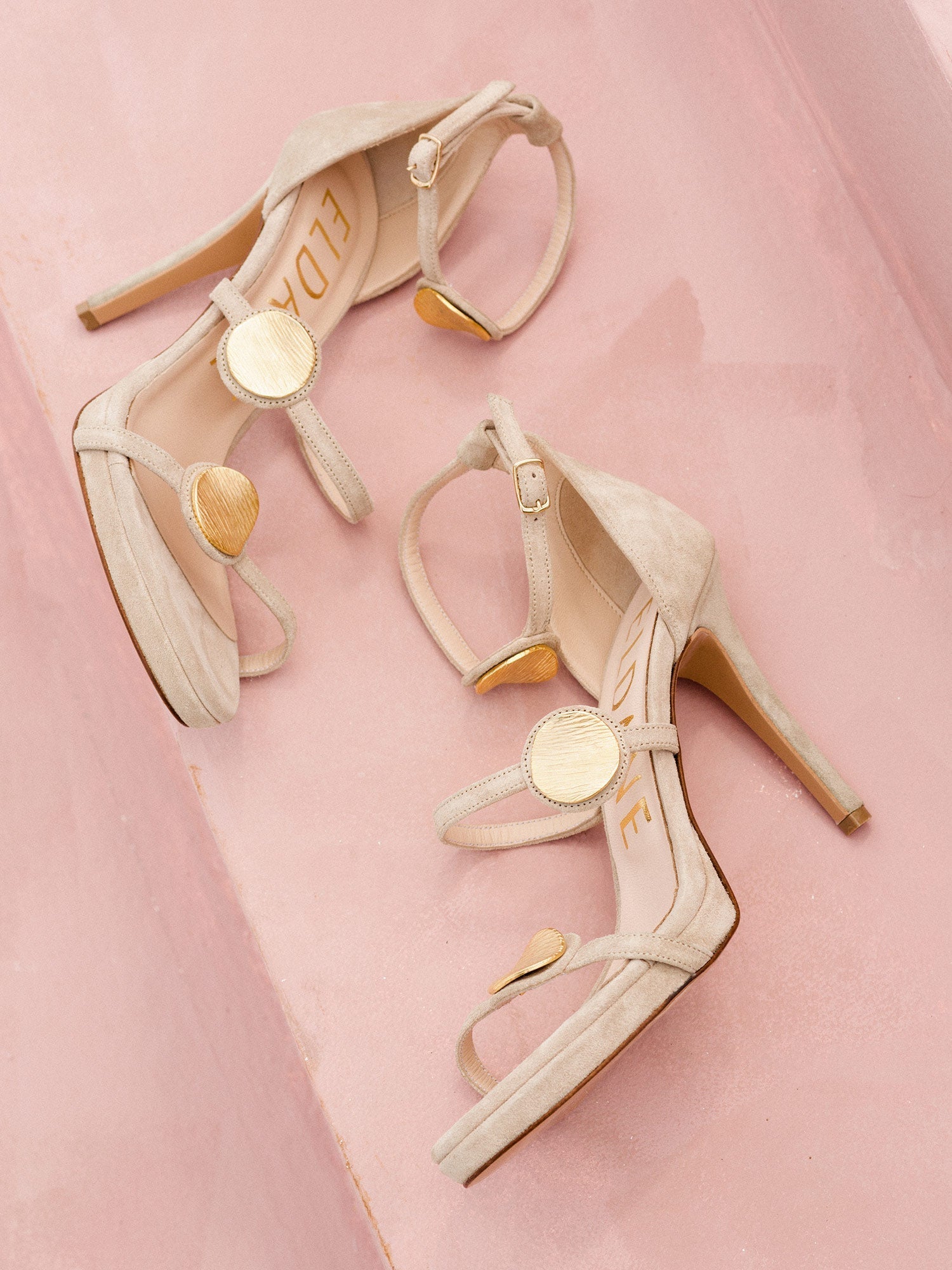 Heeled leather sandals in sand and gold